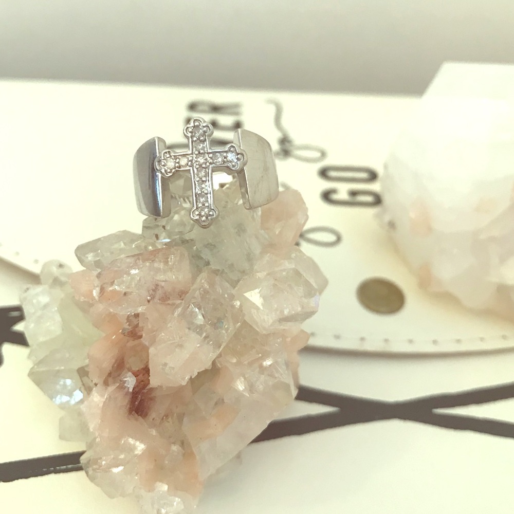 Diamond cross ring